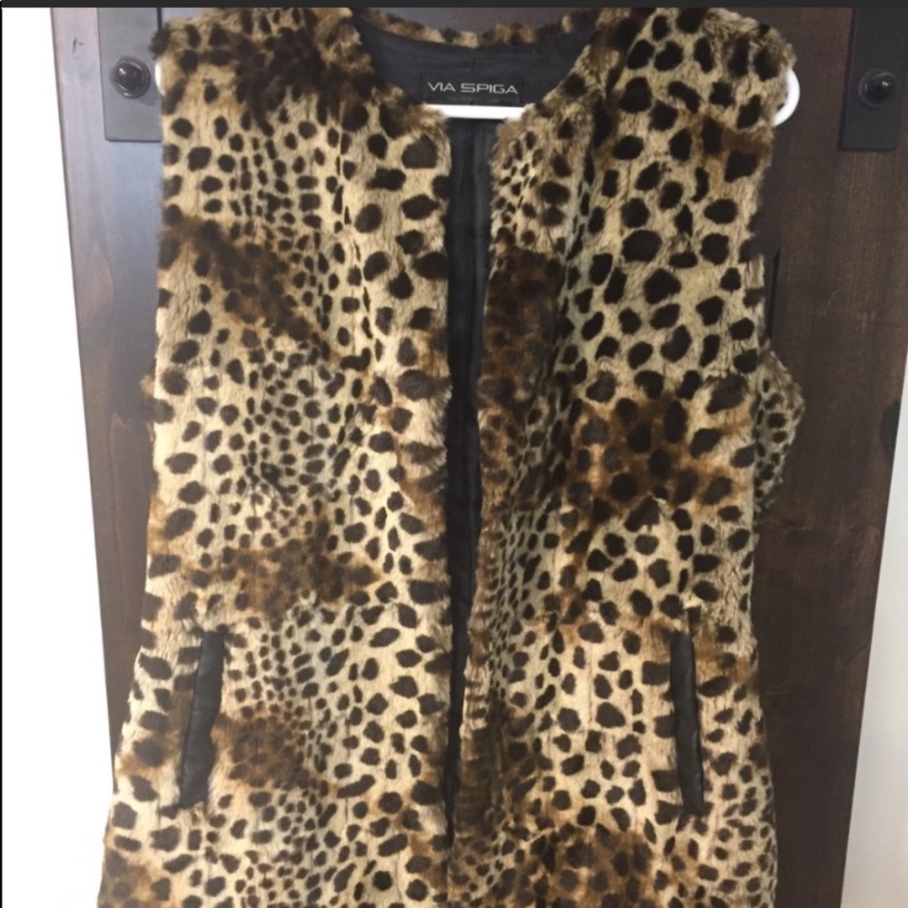 Sleeveless jacket